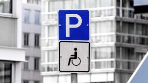 Straßenschild eines Behindertenparkplatz
