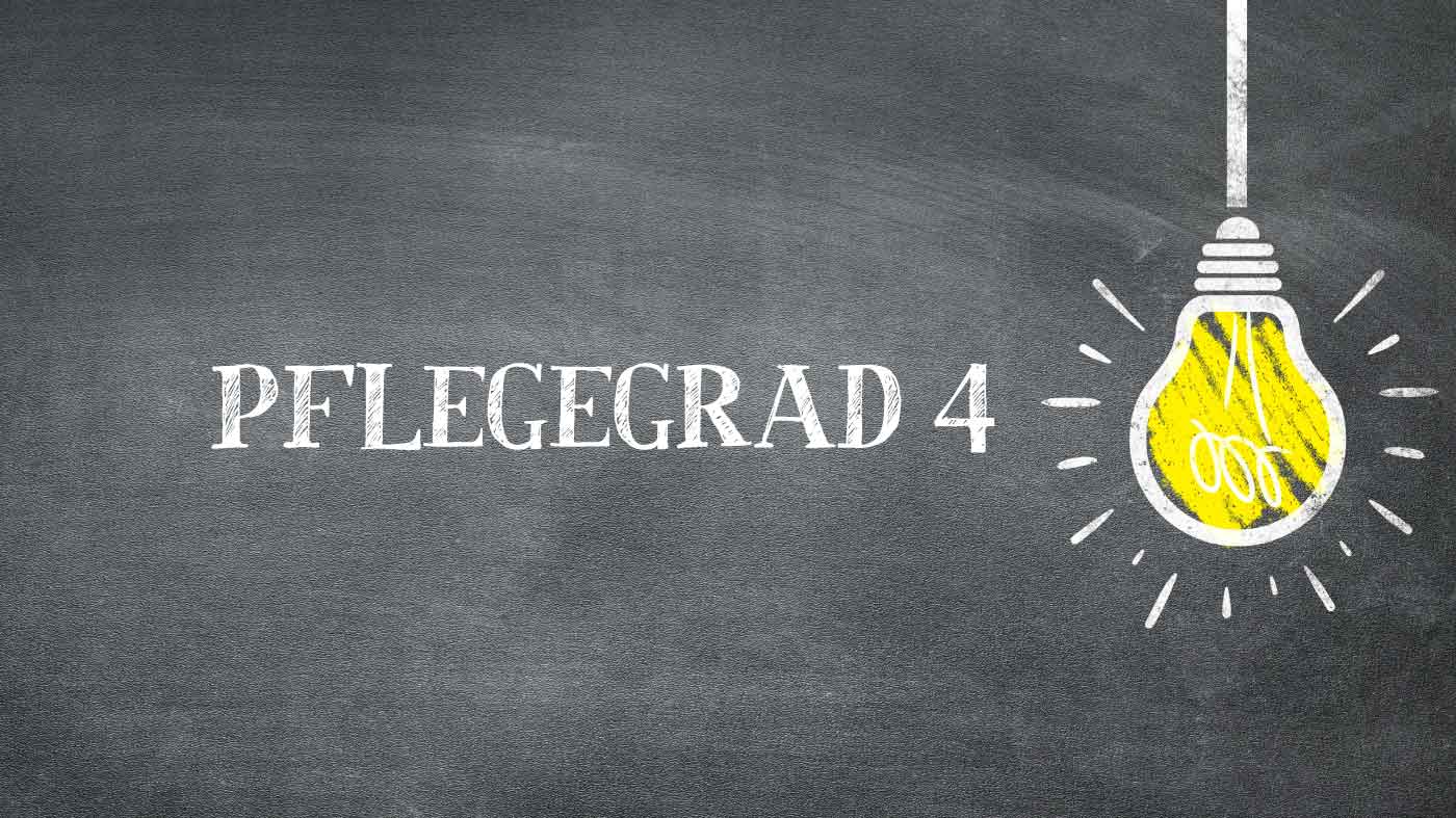 Der Text Pflegegrad 4 mit Kreide auf einer Schiefertafel