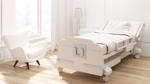 Modernes Pflegebett in einem modern eingerichteten Zimmer